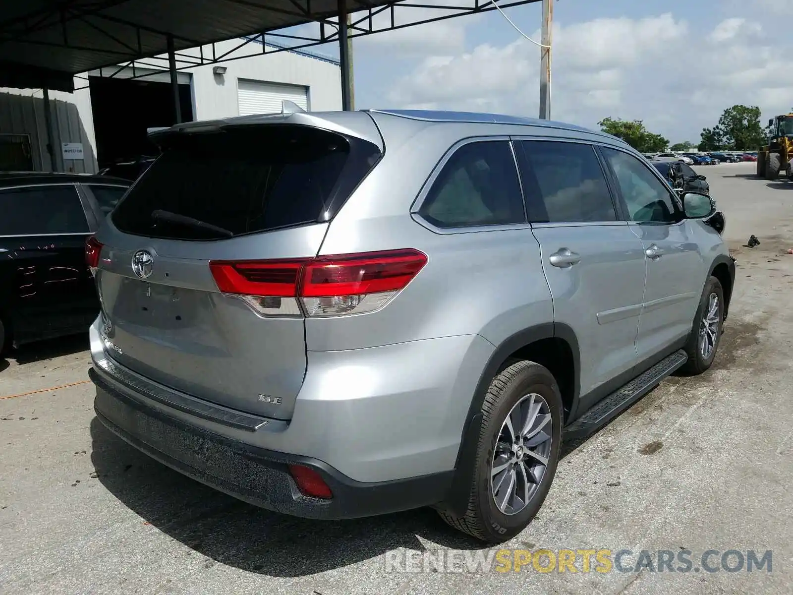 4 Photograph of a damaged car 5TDKZRFHXKS567249 TOYOTA HIGHLANDER 2019