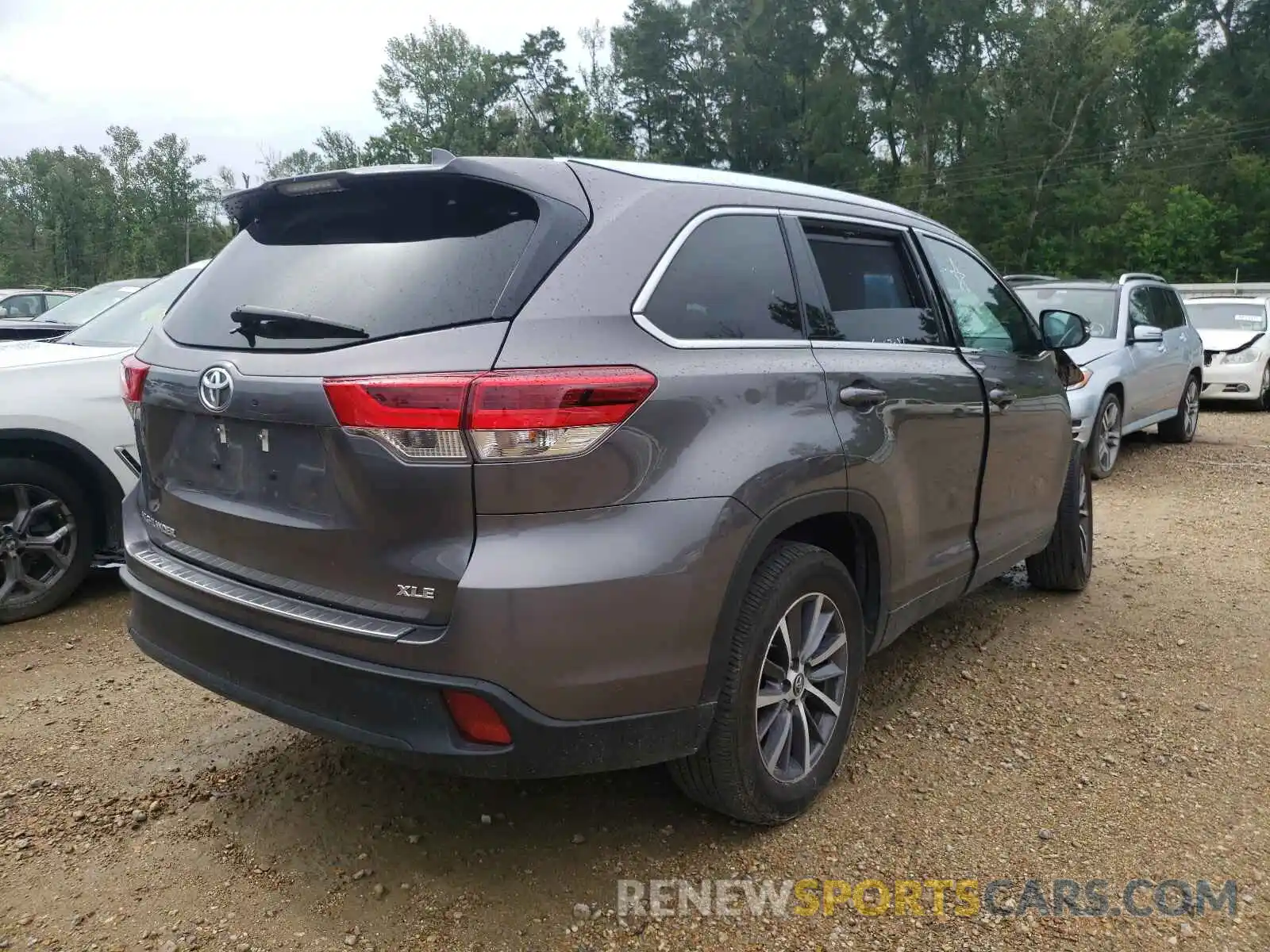 4 Photograph of a damaged car 5TDKZRFHXKS567784 TOYOTA HIGHLANDER 2019