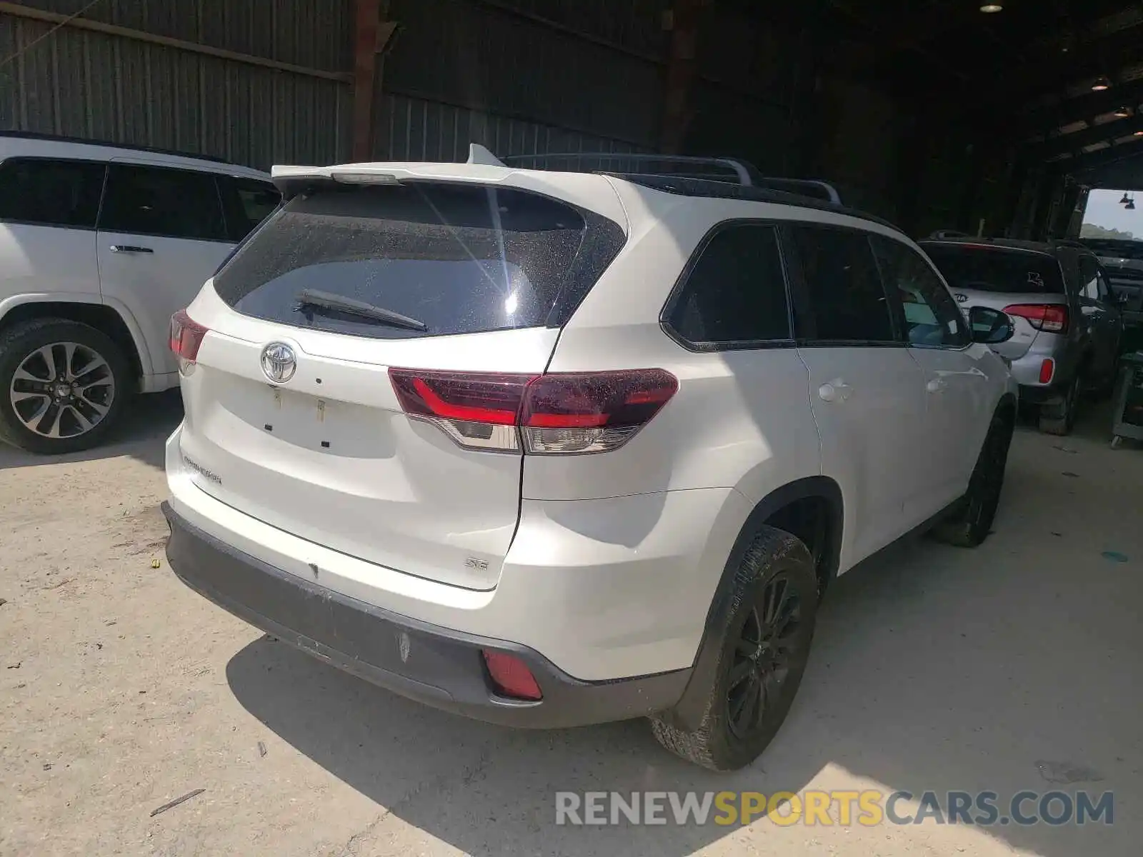 4 Photograph of a damaged car 5TDKZRFHXKS568854 TOYOTA HIGHLANDER 2019