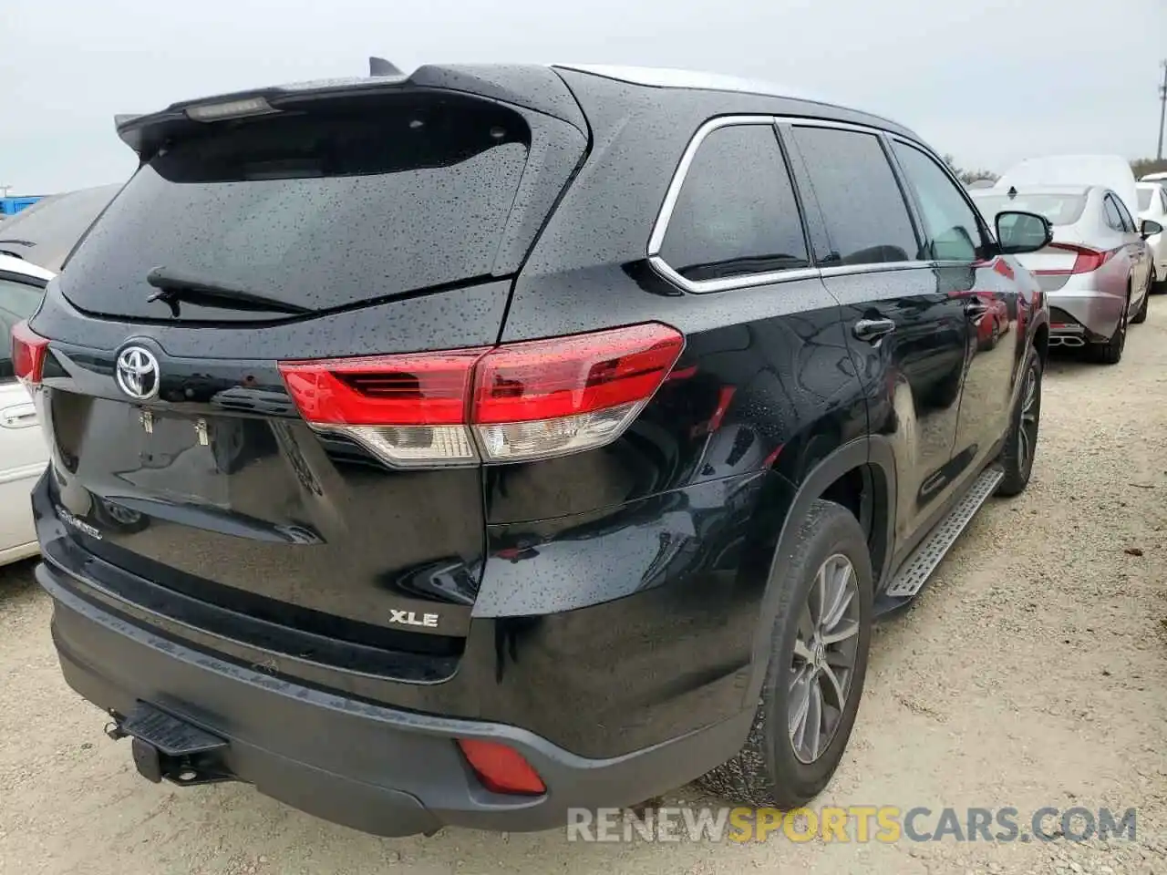 4 Photograph of a damaged car 5TDKZRFHXKS570152 TOYOTA HIGHLANDER 2019