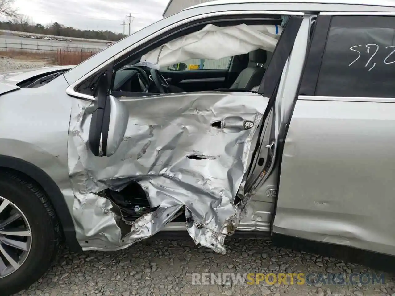 9 Photograph of a damaged car 5TDKZRFHXKS571558 TOYOTA HIGHLANDER 2019