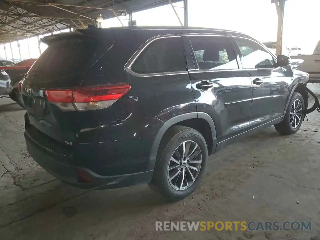 4 Photograph of a damaged car 5TDKZRFHXKS571754 TOYOTA HIGHLANDER 2019