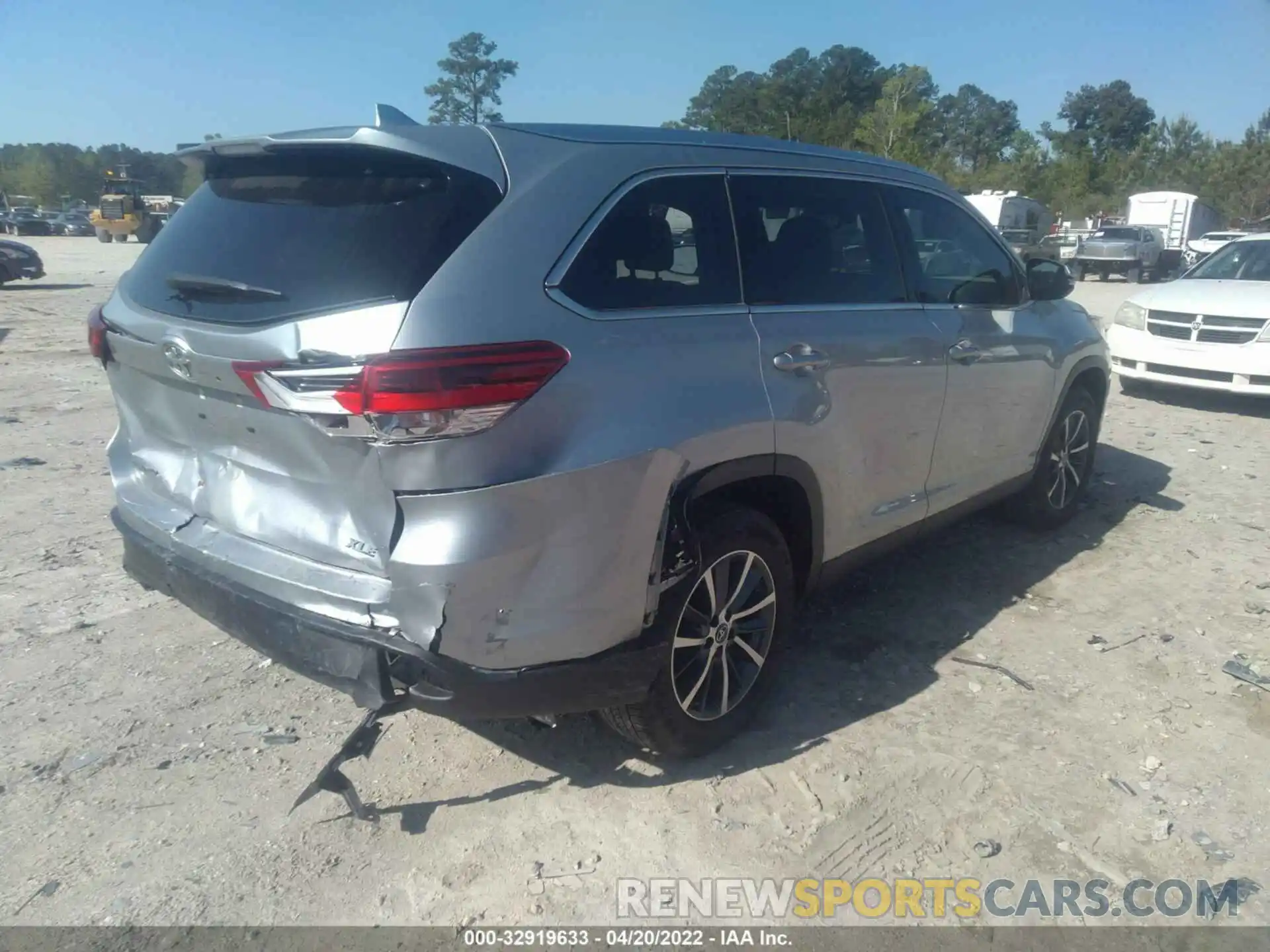 4 Photograph of a damaged car 5TDKZRFHXKS572919 TOYOTA HIGHLANDER 2019