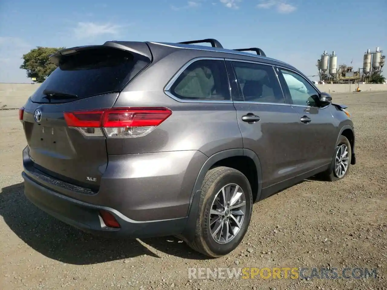 4 Photograph of a damaged car 5TDKZRFHXKS574881 TOYOTA HIGHLANDER 2019