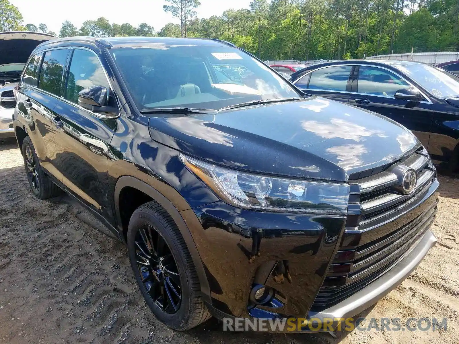 1 Photograph of a damaged car 5TDKZRFHXKS574895 TOYOTA HIGHLANDER 2019