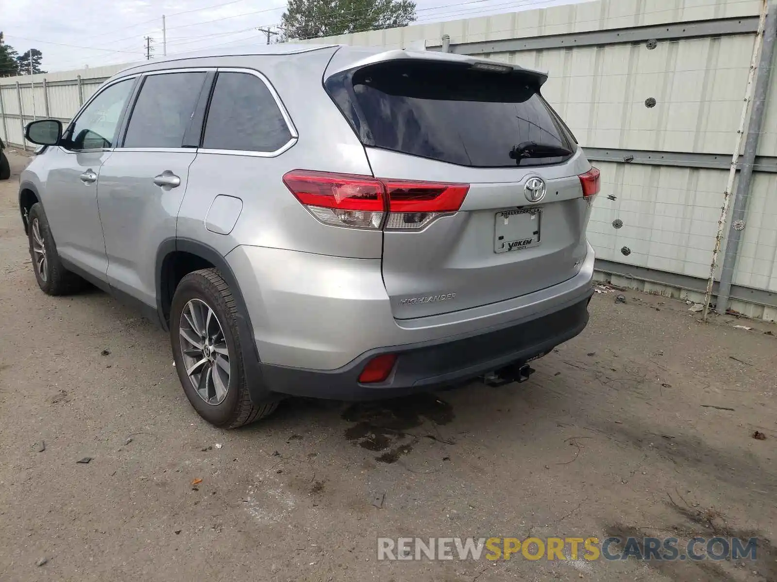 3 Photograph of a damaged car 5TDKZRFHXKS575089 TOYOTA HIGHLANDER 2019