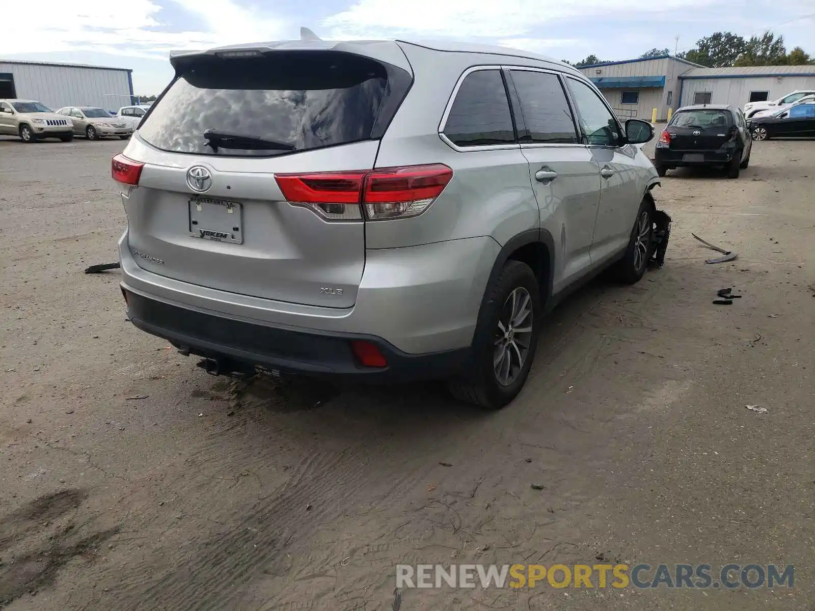 4 Photograph of a damaged car 5TDKZRFHXKS575089 TOYOTA HIGHLANDER 2019