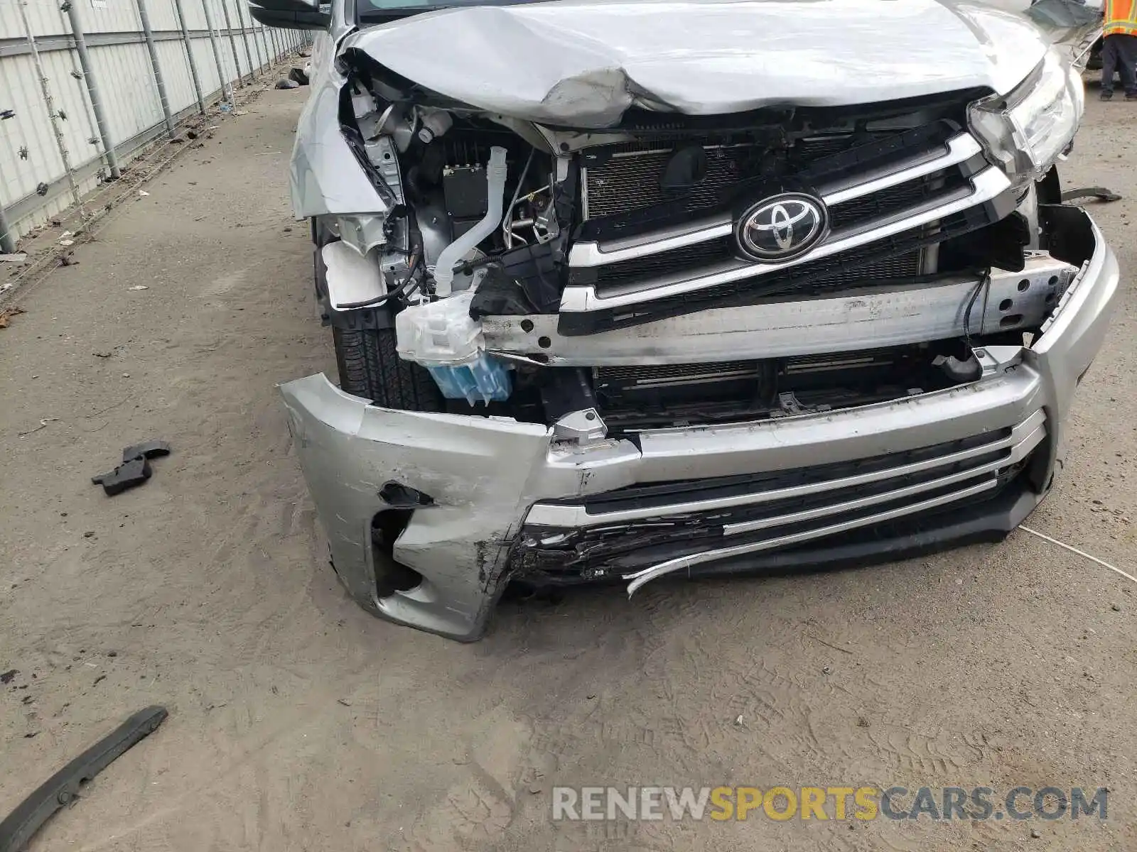 9 Photograph of a damaged car 5TDKZRFHXKS575089 TOYOTA HIGHLANDER 2019