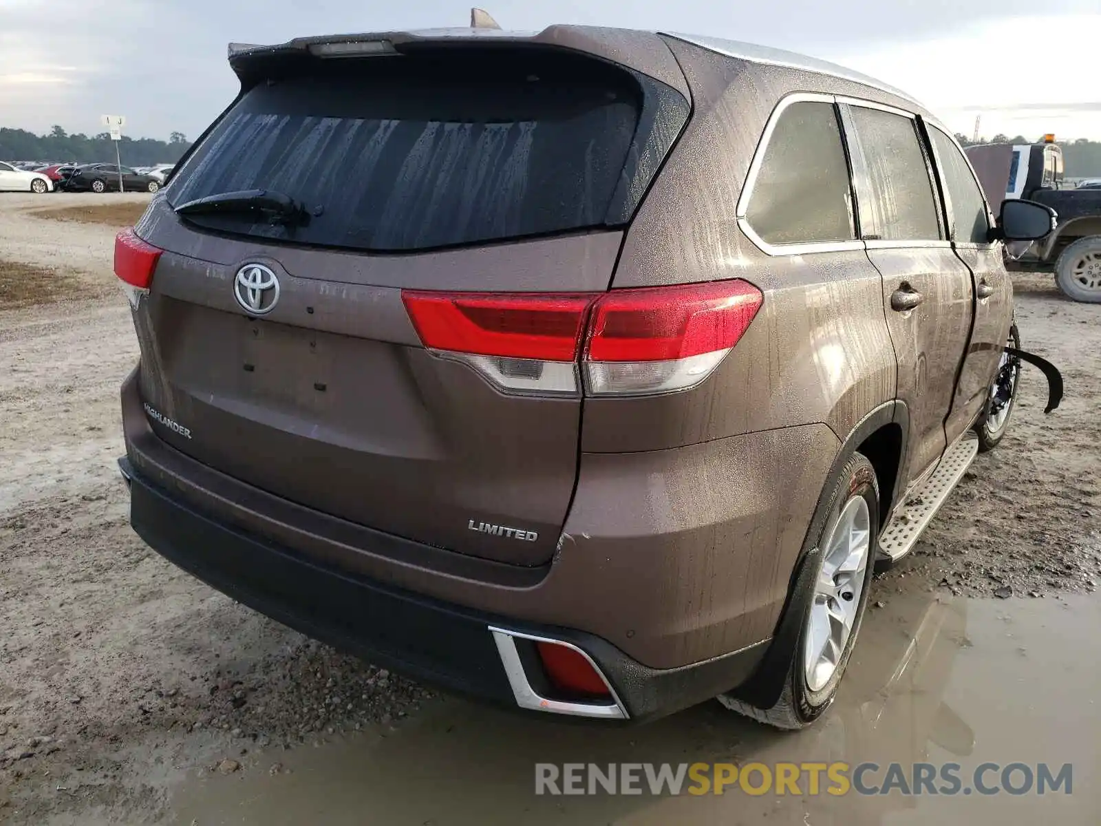 4 Photograph of a damaged car 5TDYZRFH0KS306321 TOYOTA HIGHLANDER 2019