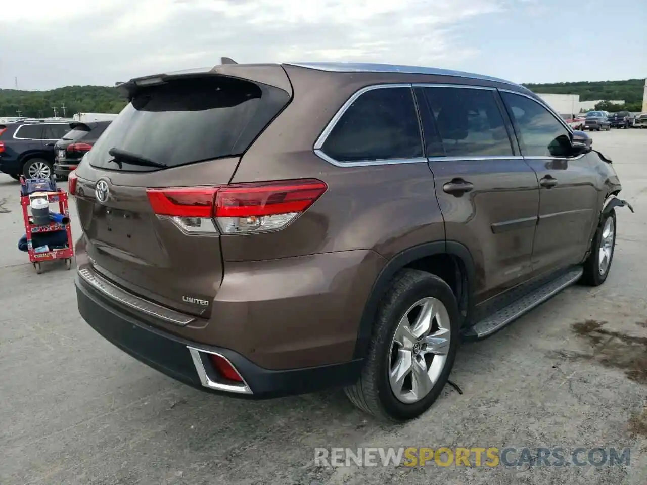 4 Photograph of a damaged car 5TDYZRFH0KS306349 TOYOTA HIGHLANDER 2019