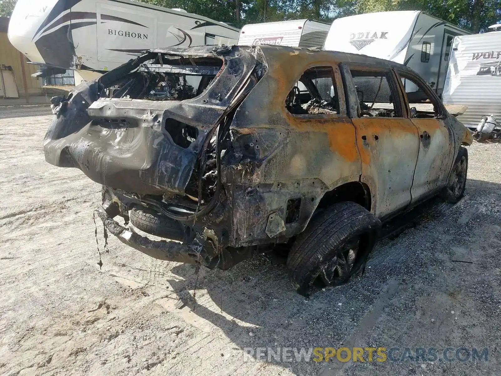 4 Photograph of a damaged car 5TDYZRFH0KS311583 TOYOTA HIGHLANDER 2019