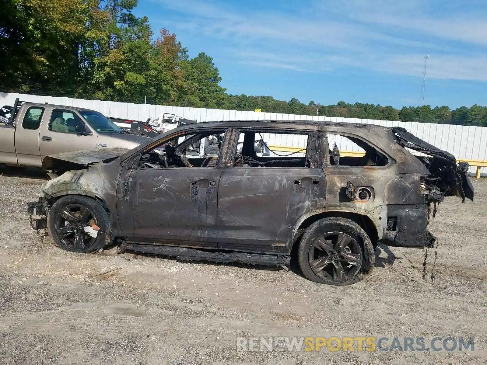 9 Photograph of a damaged car 5TDYZRFH0KS311583 TOYOTA HIGHLANDER 2019