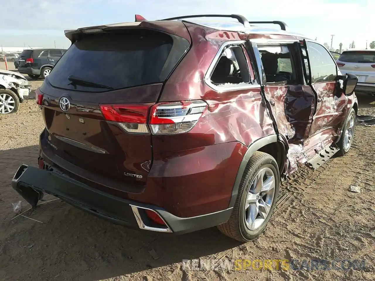 4 Photograph of a damaged car 5TDYZRFH0KS318257 TOYOTA HIGHLANDER 2019