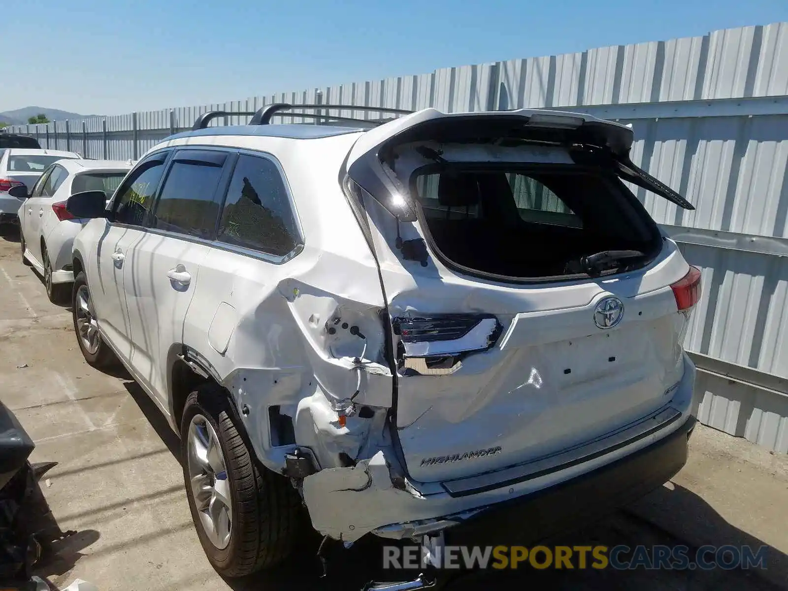 3 Photograph of a damaged car 5TDYZRFH0KS323264 TOYOTA HIGHLANDER 2019