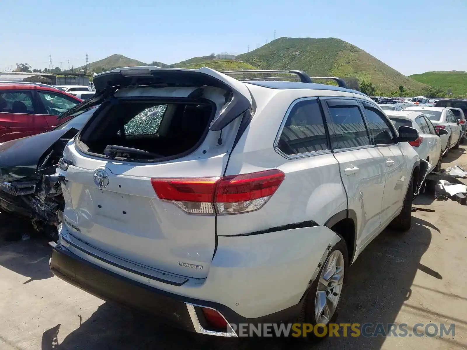 4 Photograph of a damaged car 5TDYZRFH0KS323264 TOYOTA HIGHLANDER 2019