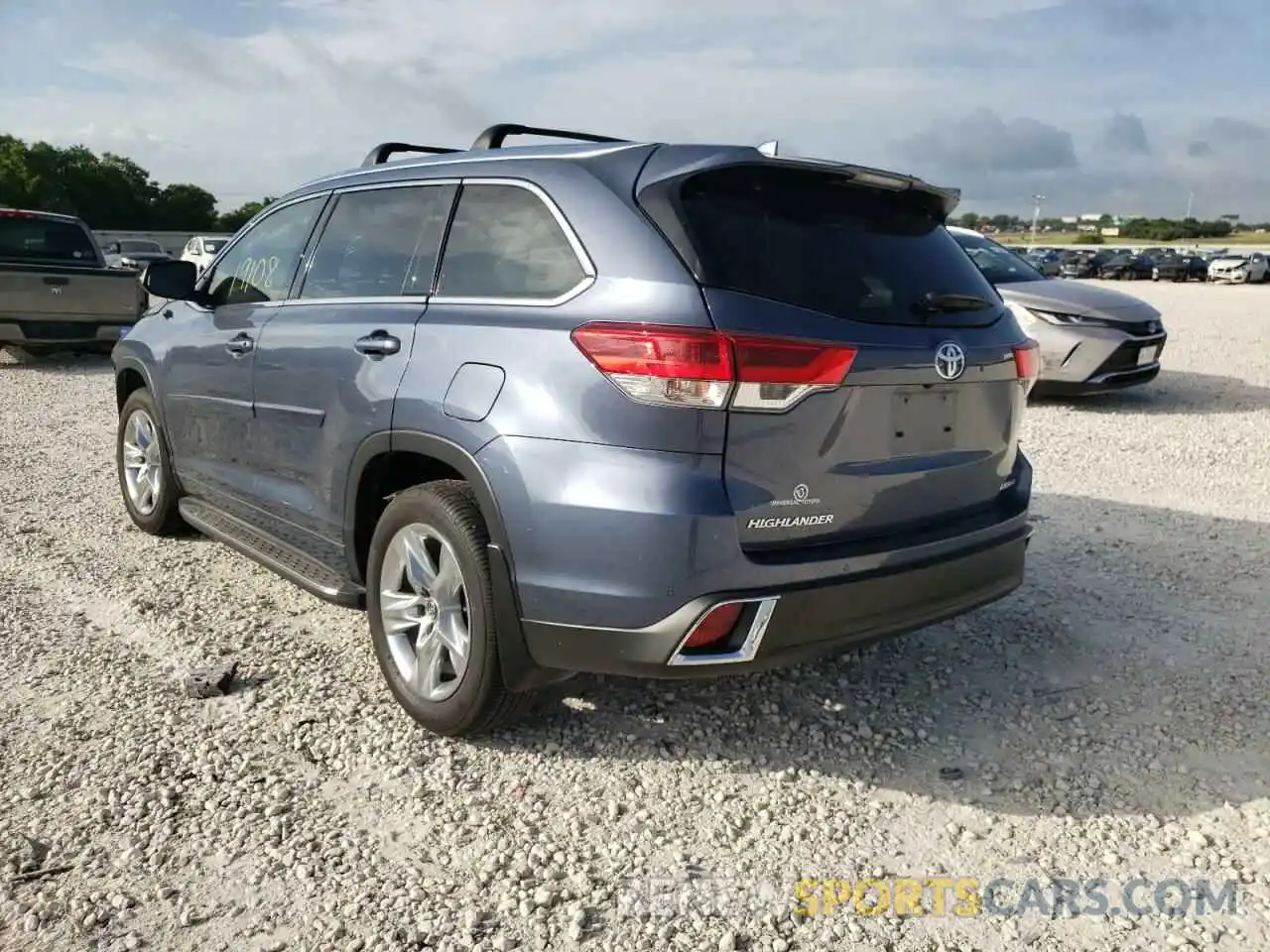 3 Photograph of a damaged car 5TDYZRFH0KS326343 TOYOTA HIGHLANDER 2019