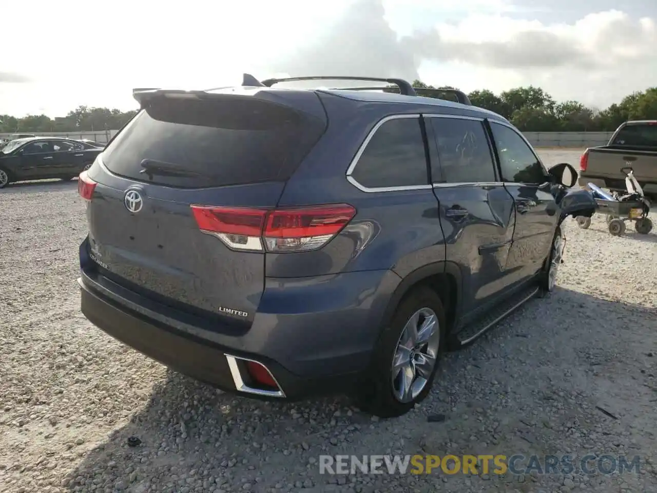 4 Photograph of a damaged car 5TDYZRFH0KS326343 TOYOTA HIGHLANDER 2019