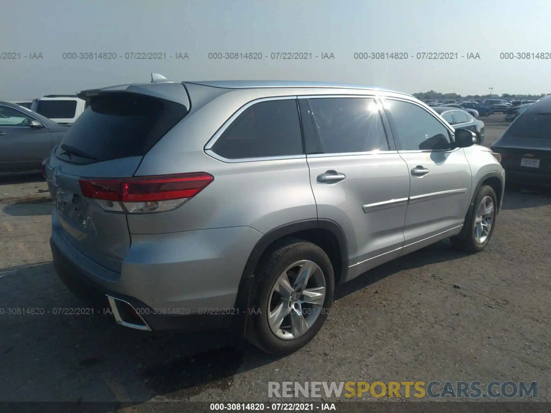 4 Photograph of a damaged car 5TDYZRFH0KS367152 TOYOTA HIGHLANDER 2019