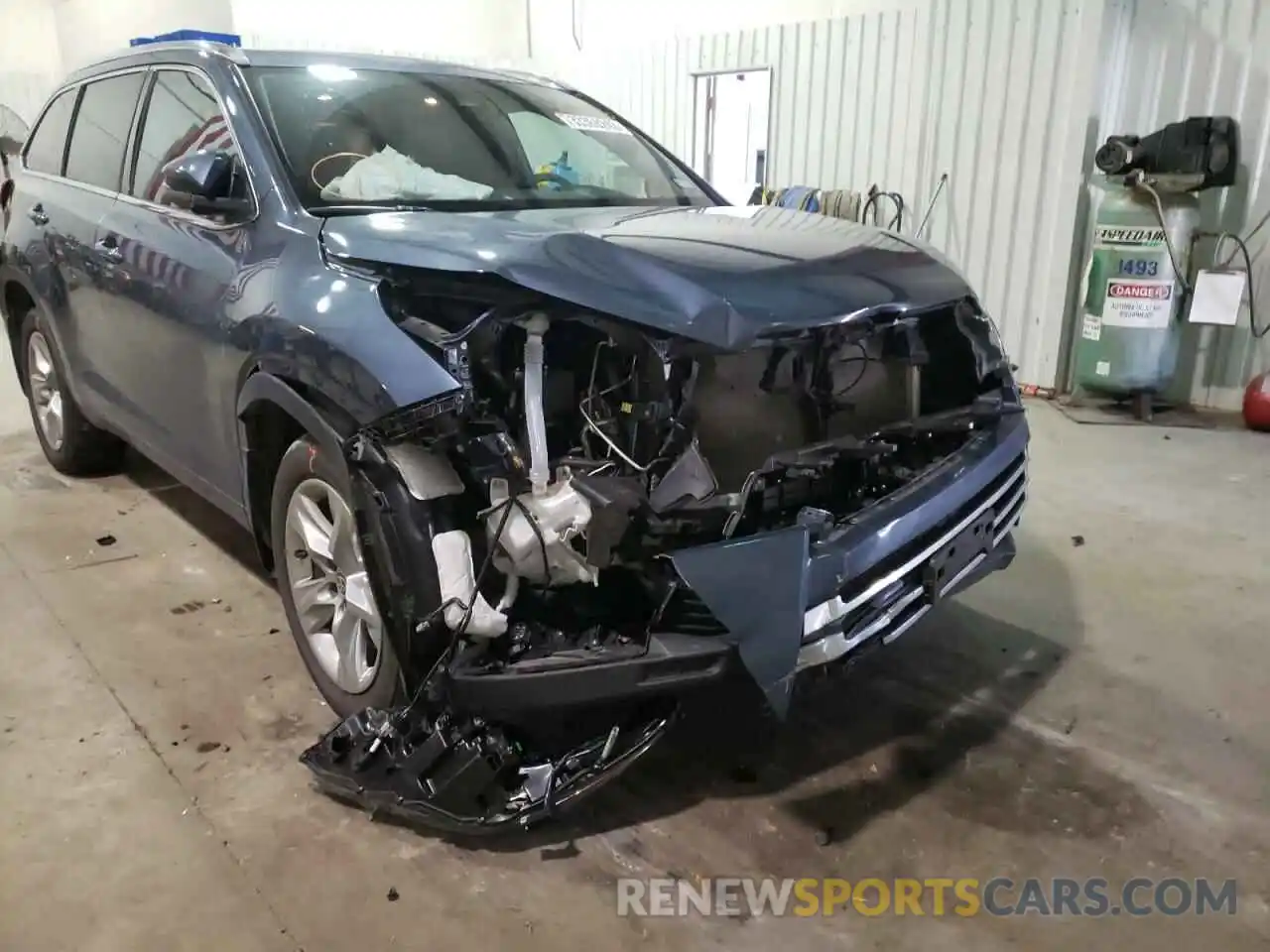 9 Photograph of a damaged car 5TDYZRFH0KS368026 TOYOTA HIGHLANDER 2019