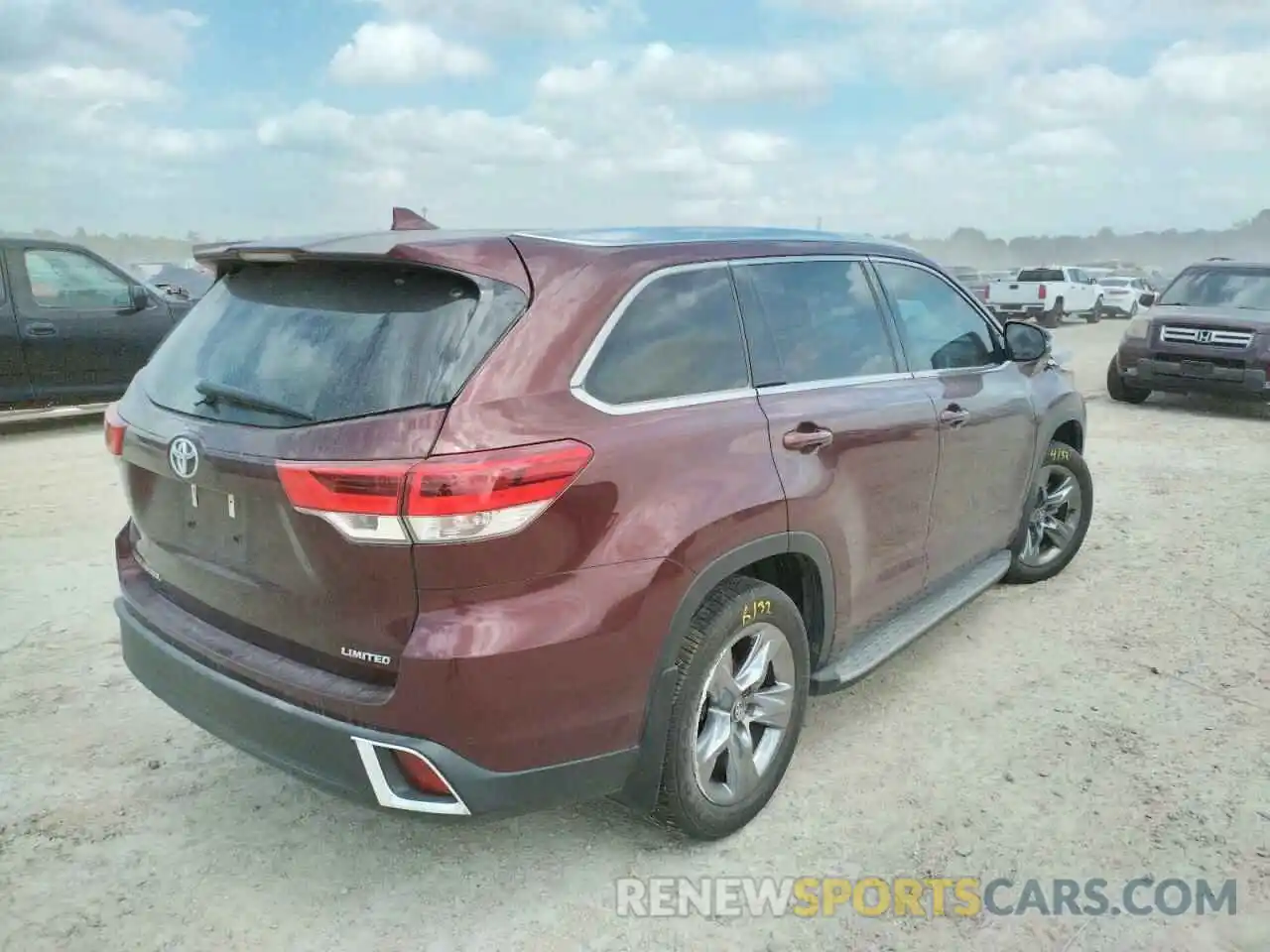 4 Photograph of a damaged car 5TDYZRFH2KS304540 TOYOTA HIGHLANDER 2019