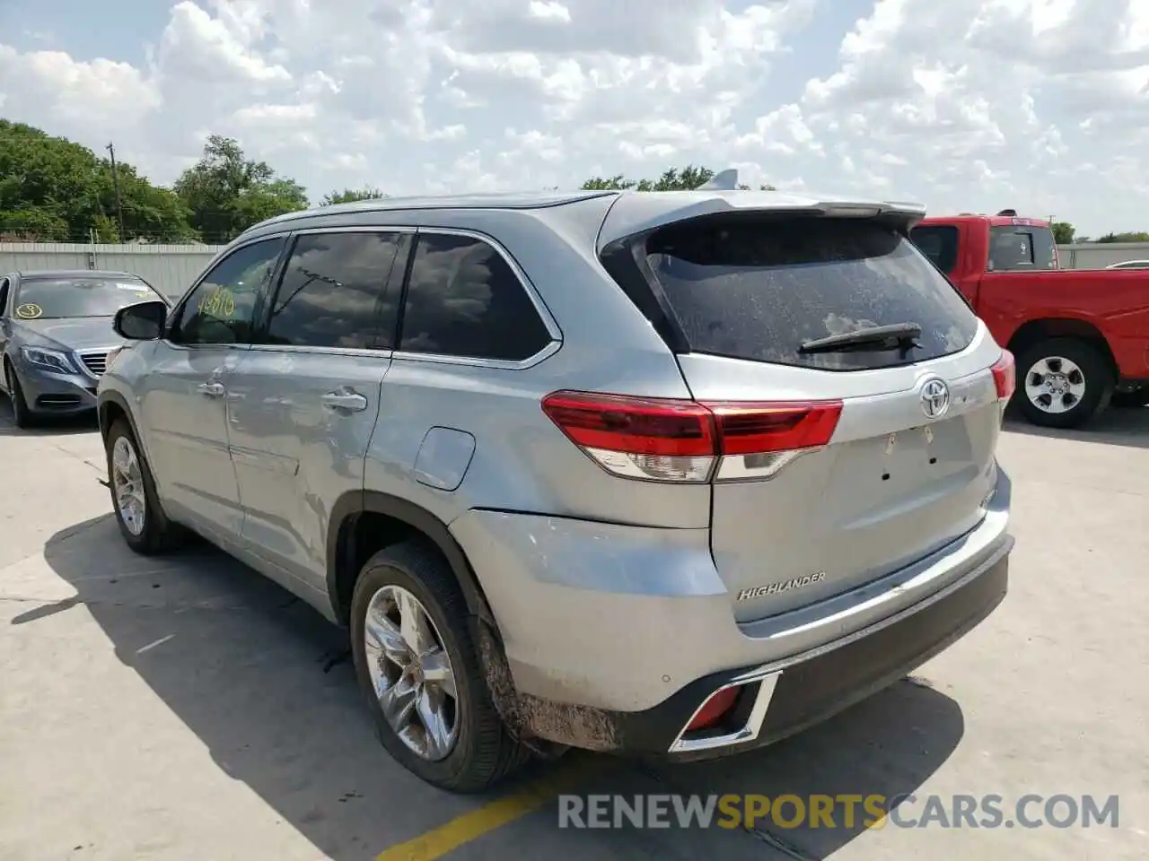 3 Photograph of a damaged car 5TDYZRFH2KS324271 TOYOTA HIGHLANDER 2019