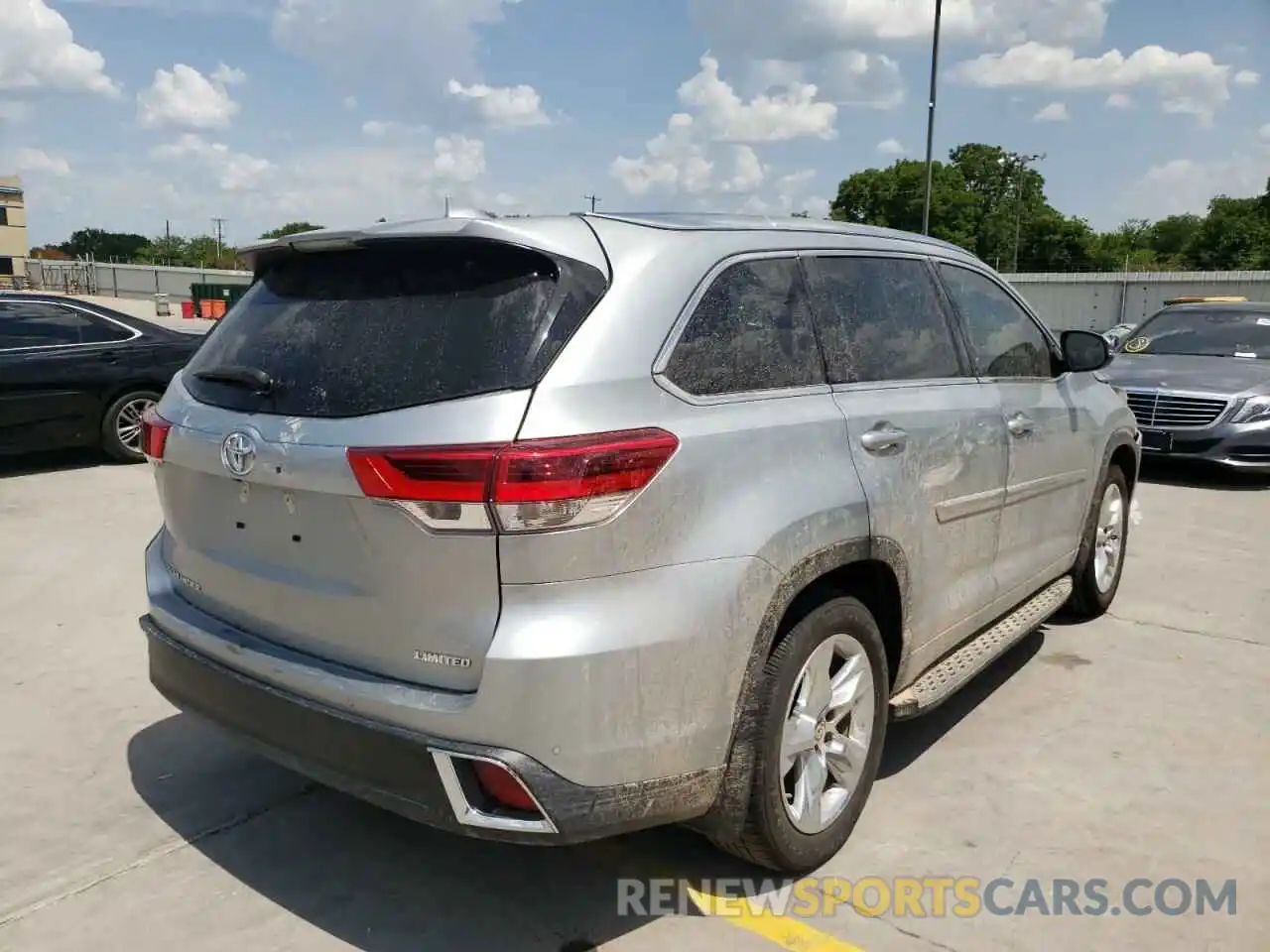 4 Photograph of a damaged car 5TDYZRFH2KS324271 TOYOTA HIGHLANDER 2019