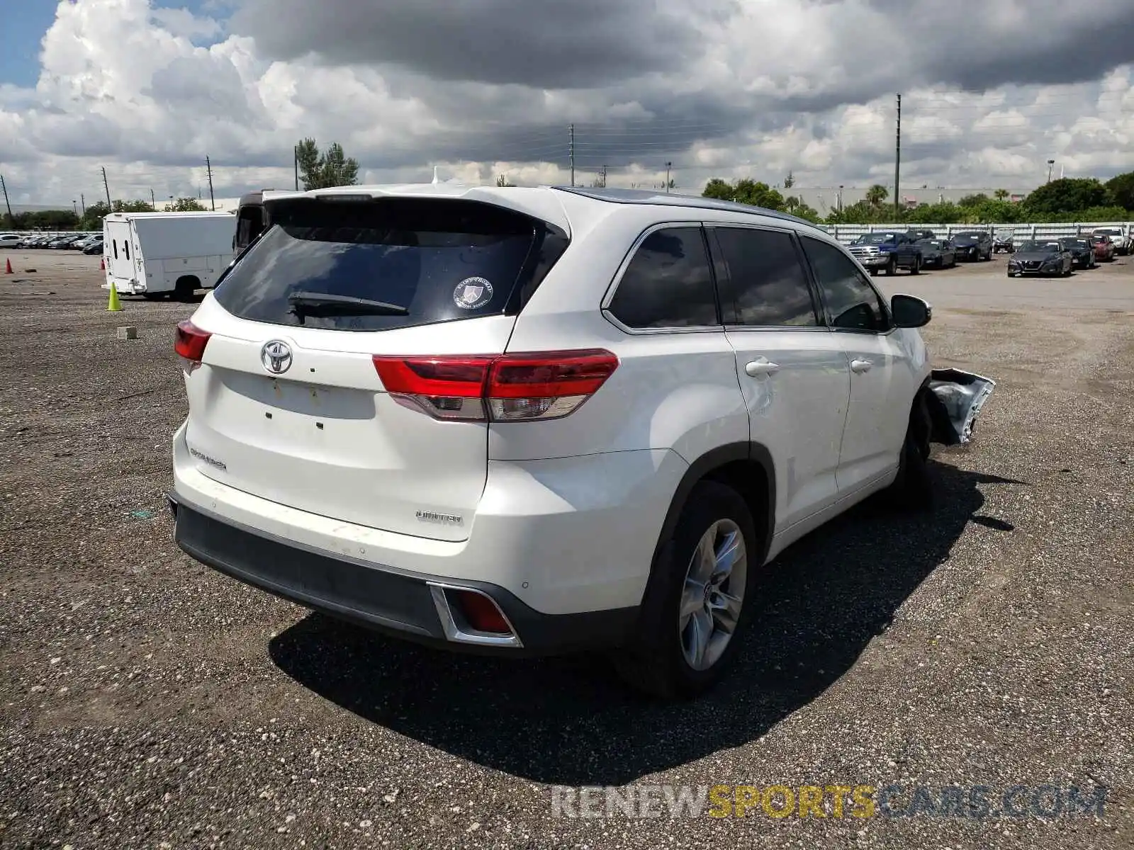 4 Photograph of a damaged car 5TDYZRFH2KS336839 TOYOTA HIGHLANDER 2019