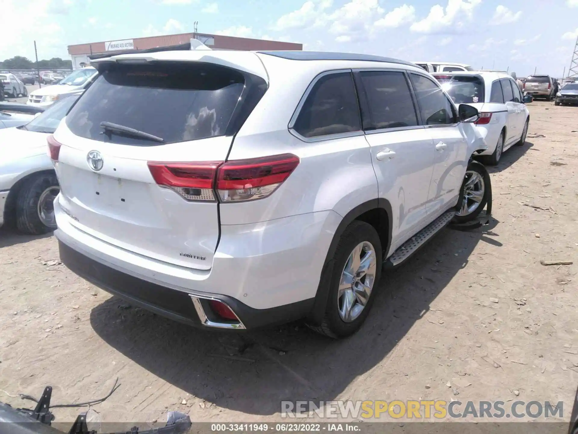 4 Photograph of a damaged car 5TDYZRFH2KS345654 TOYOTA HIGHLANDER 2019