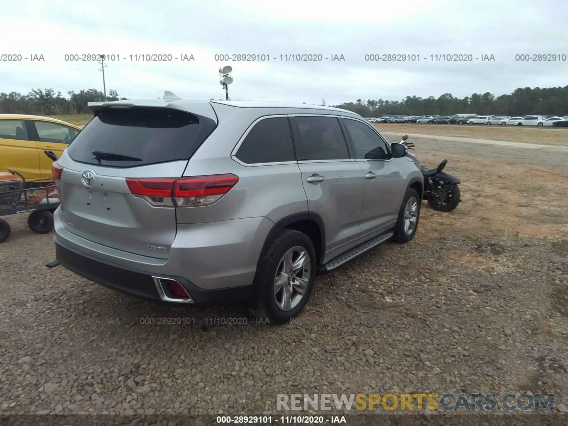 4 Photograph of a damaged car 5TDYZRFH3KS292284 TOYOTA HIGHLANDER 2019