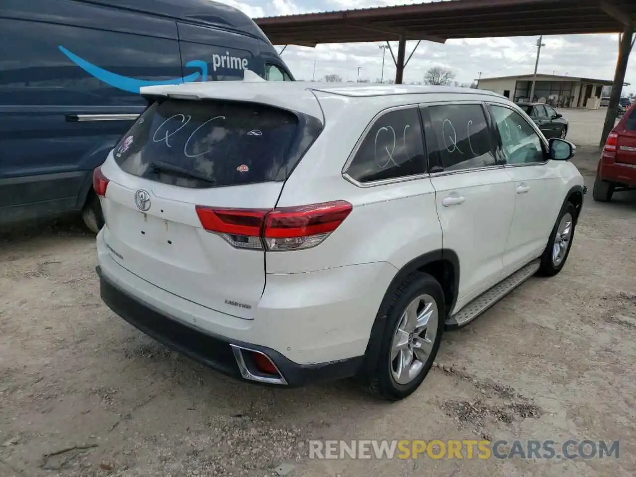 4 Photograph of a damaged car 5TDYZRFH3KS292298 TOYOTA HIGHLANDER 2019