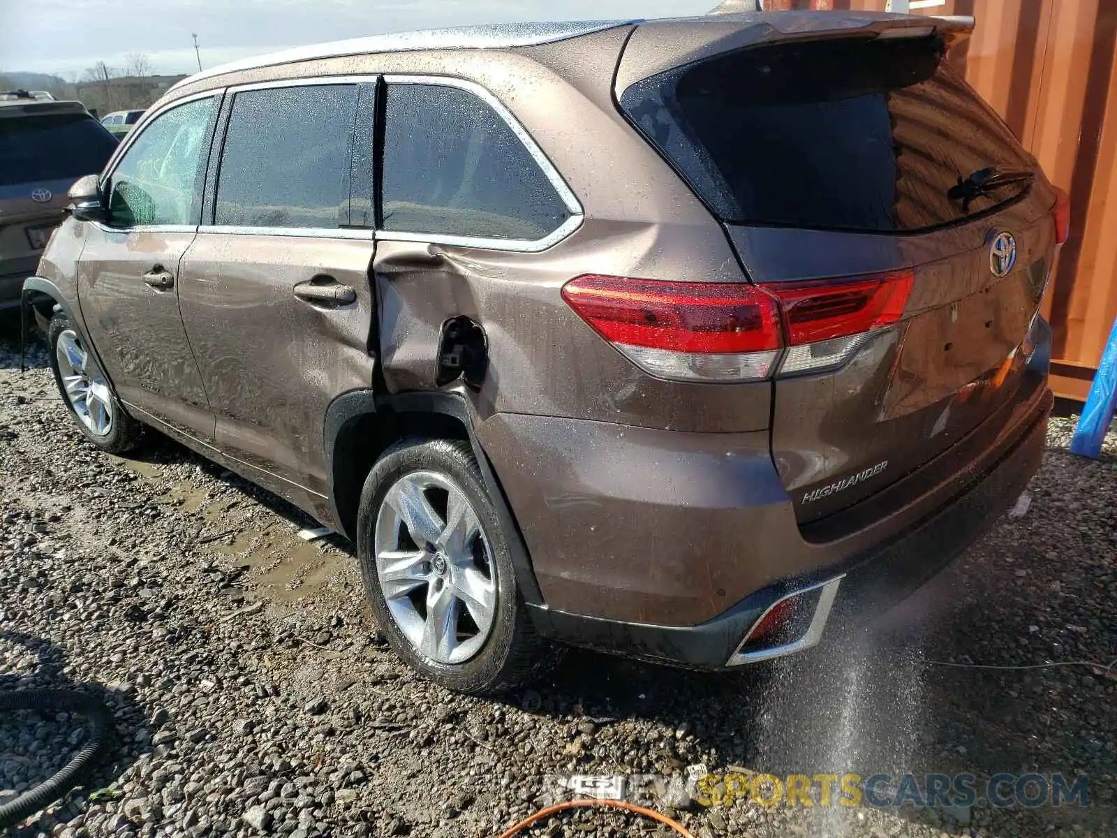 3 Photograph of a damaged car 5TDYZRFH3KS298957 TOYOTA HIGHLANDER 2019