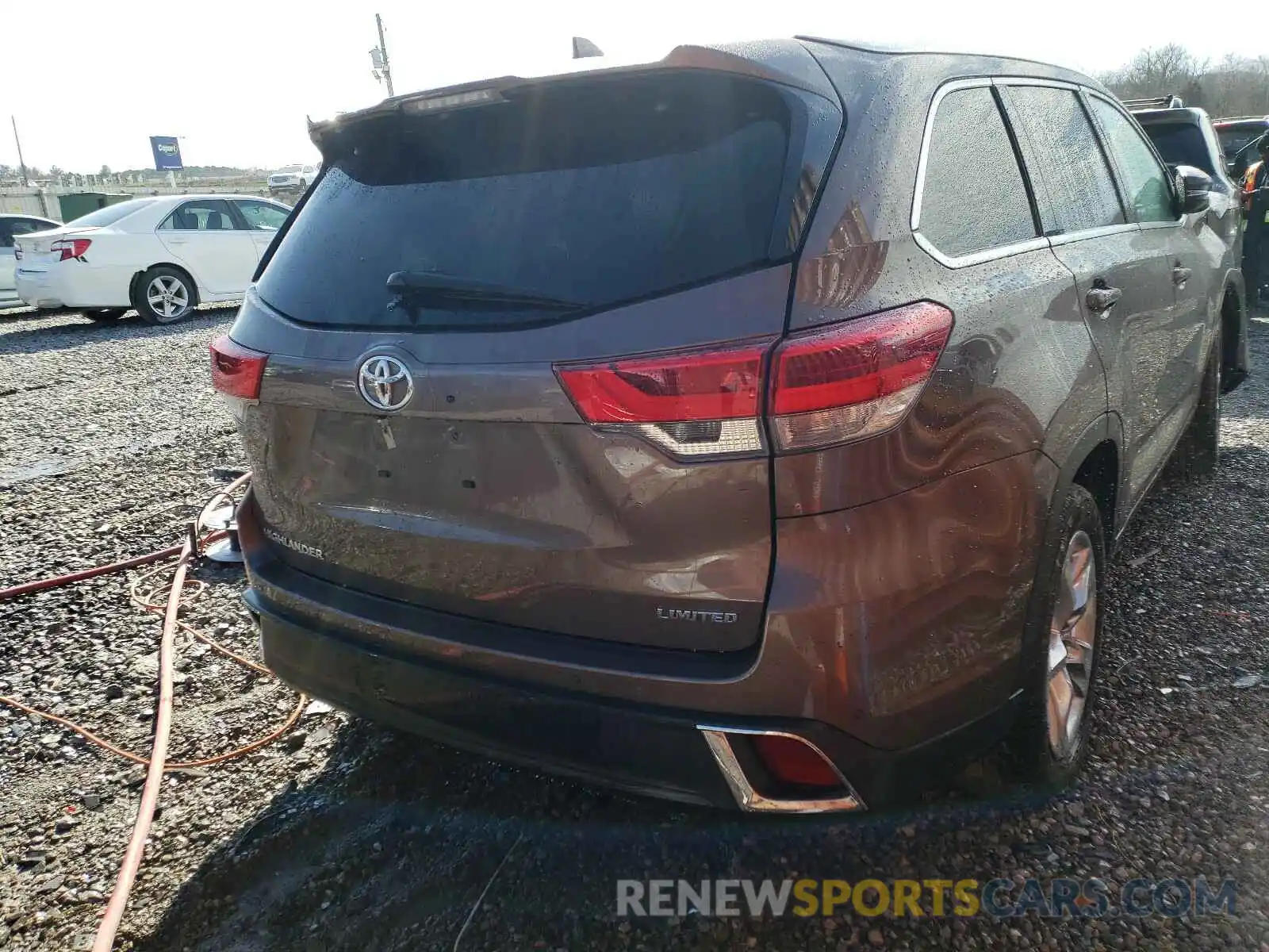 4 Photograph of a damaged car 5TDYZRFH3KS298957 TOYOTA HIGHLANDER 2019