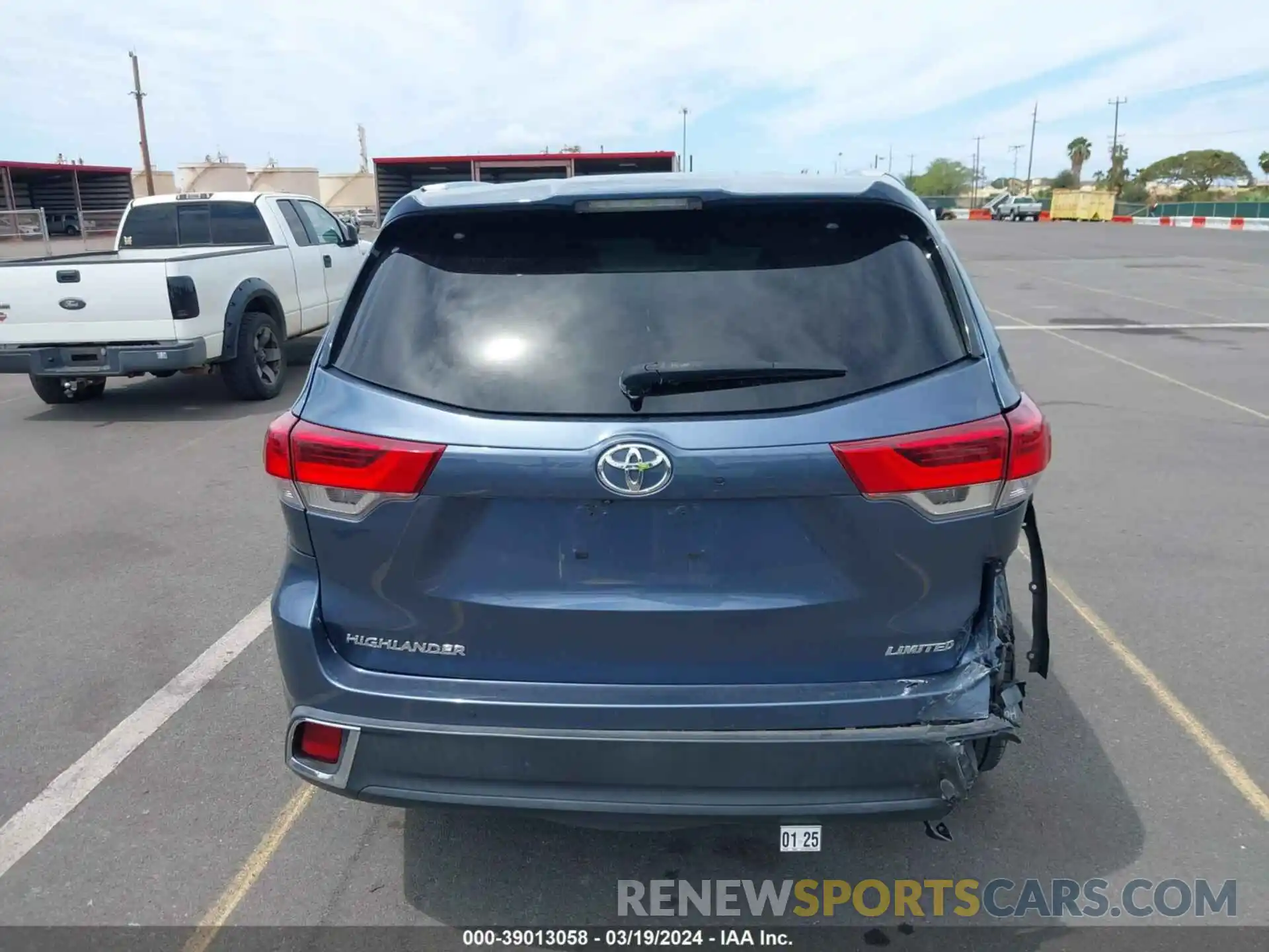 17 Photograph of a damaged car 5TDYZRFH3KS301078 TOYOTA HIGHLANDER 2019