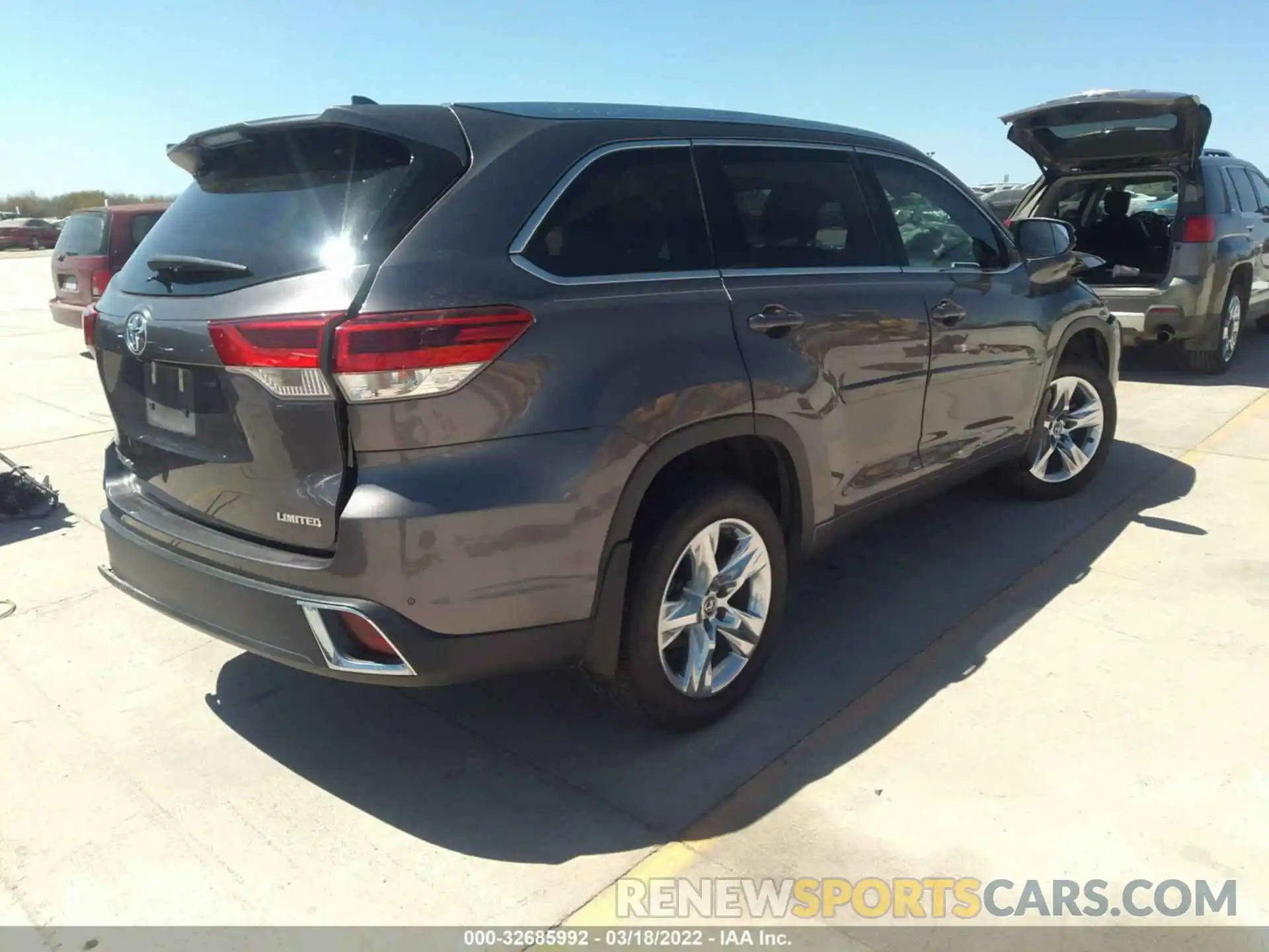 4 Photograph of a damaged car 5TDYZRFH3KS309262 TOYOTA HIGHLANDER 2019