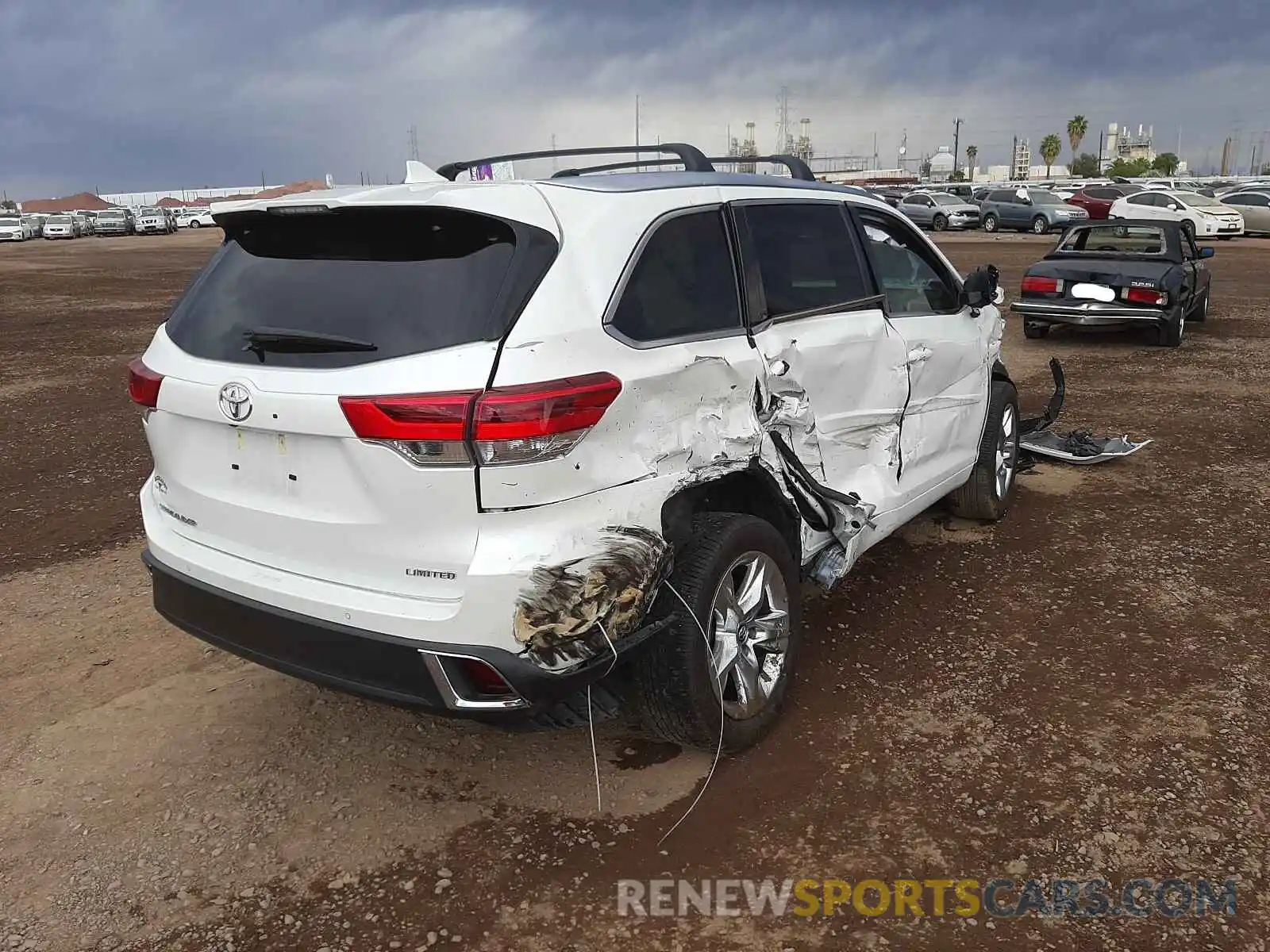 4 Photograph of a damaged car 5TDYZRFH3KS325946 TOYOTA HIGHLANDER 2019
