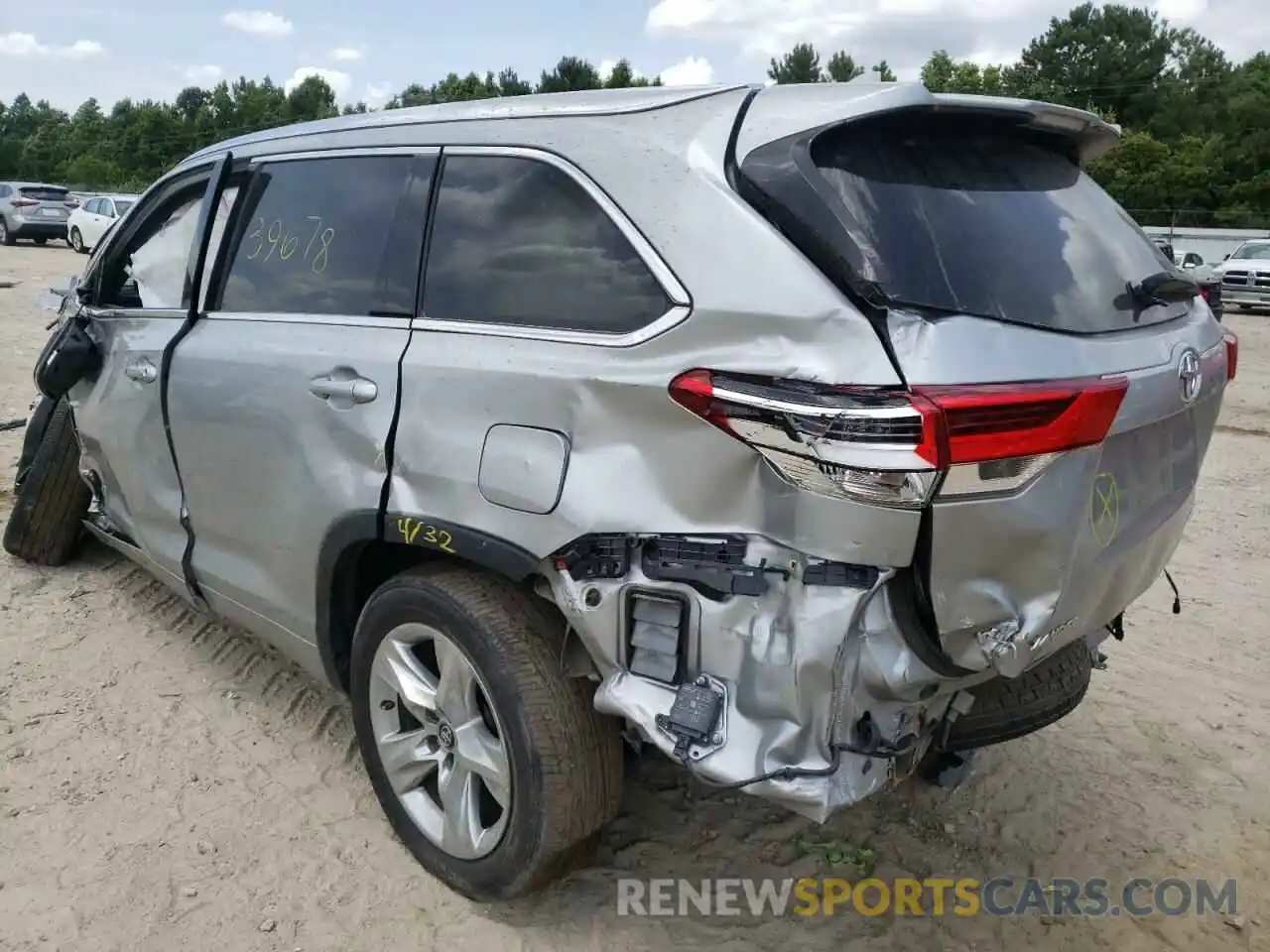 3 Photograph of a damaged car 5TDYZRFH3KS337417 TOYOTA HIGHLANDER 2019