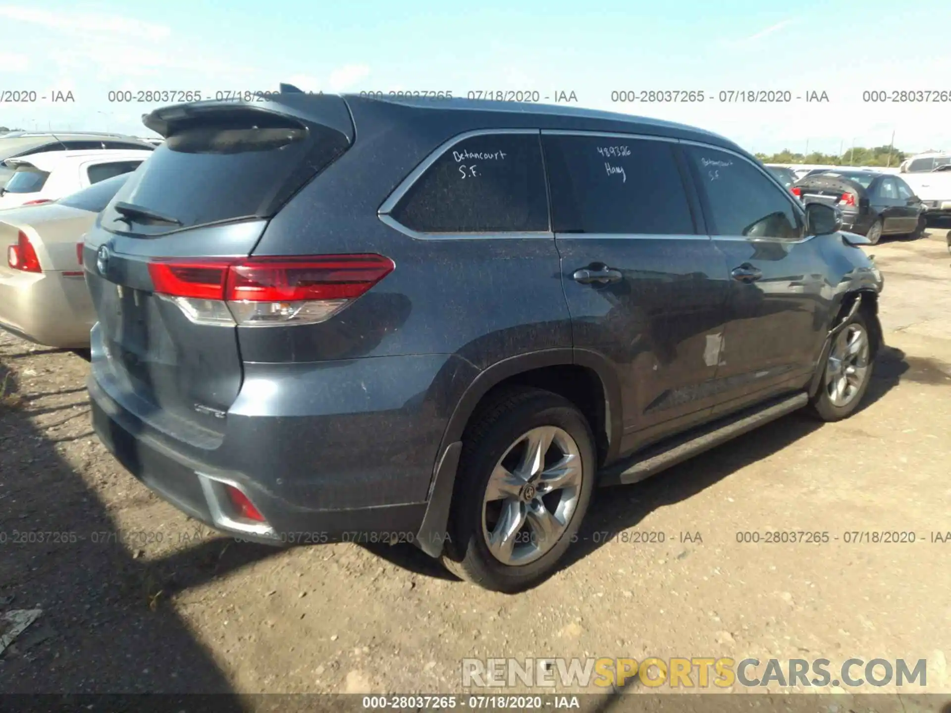 4 Photograph of a damaged car 5TDYZRFH3KS368909 TOYOTA HIGHLANDER 2019