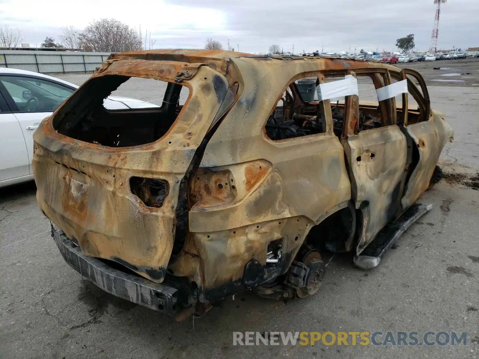 4 Photograph of a damaged car 5TDYZRFH3KS369171 TOYOTA HIGHLANDER 2019