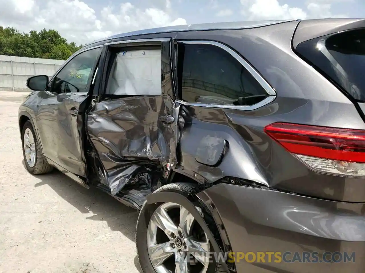 9 Photograph of a damaged car 5TDYZRFH4KS339676 TOYOTA HIGHLANDER 2019