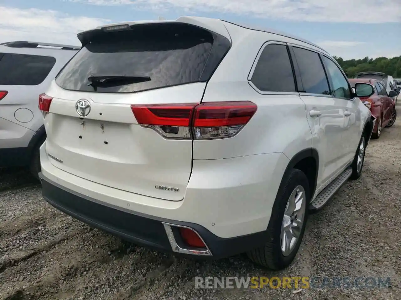 4 Photograph of a damaged car 5TDYZRFH5KS295185 TOYOTA HIGHLANDER 2019