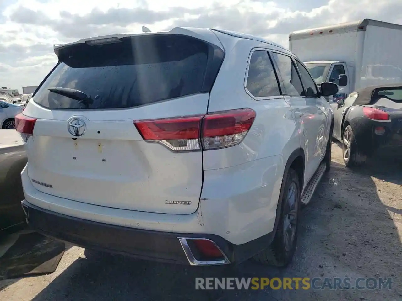 4 Photograph of a damaged car 5TDYZRFH5KS300496 TOYOTA HIGHLANDER 2019