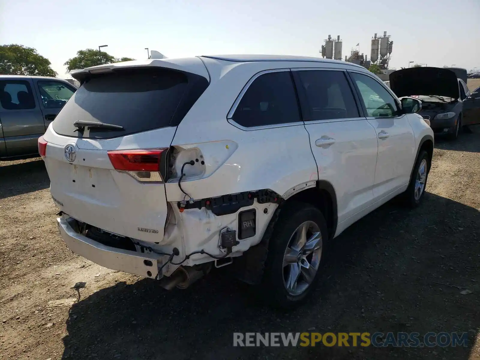 4 Photograph of a damaged car 5TDYZRFH5KS306895 TOYOTA HIGHLANDER 2019