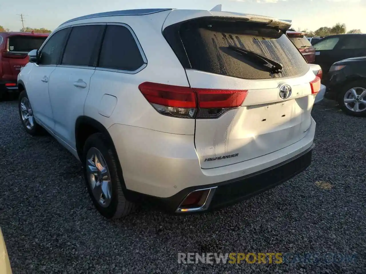 3 Photograph of a damaged car 5TDYZRFH5KS346605 TOYOTA HIGHLANDER 2019