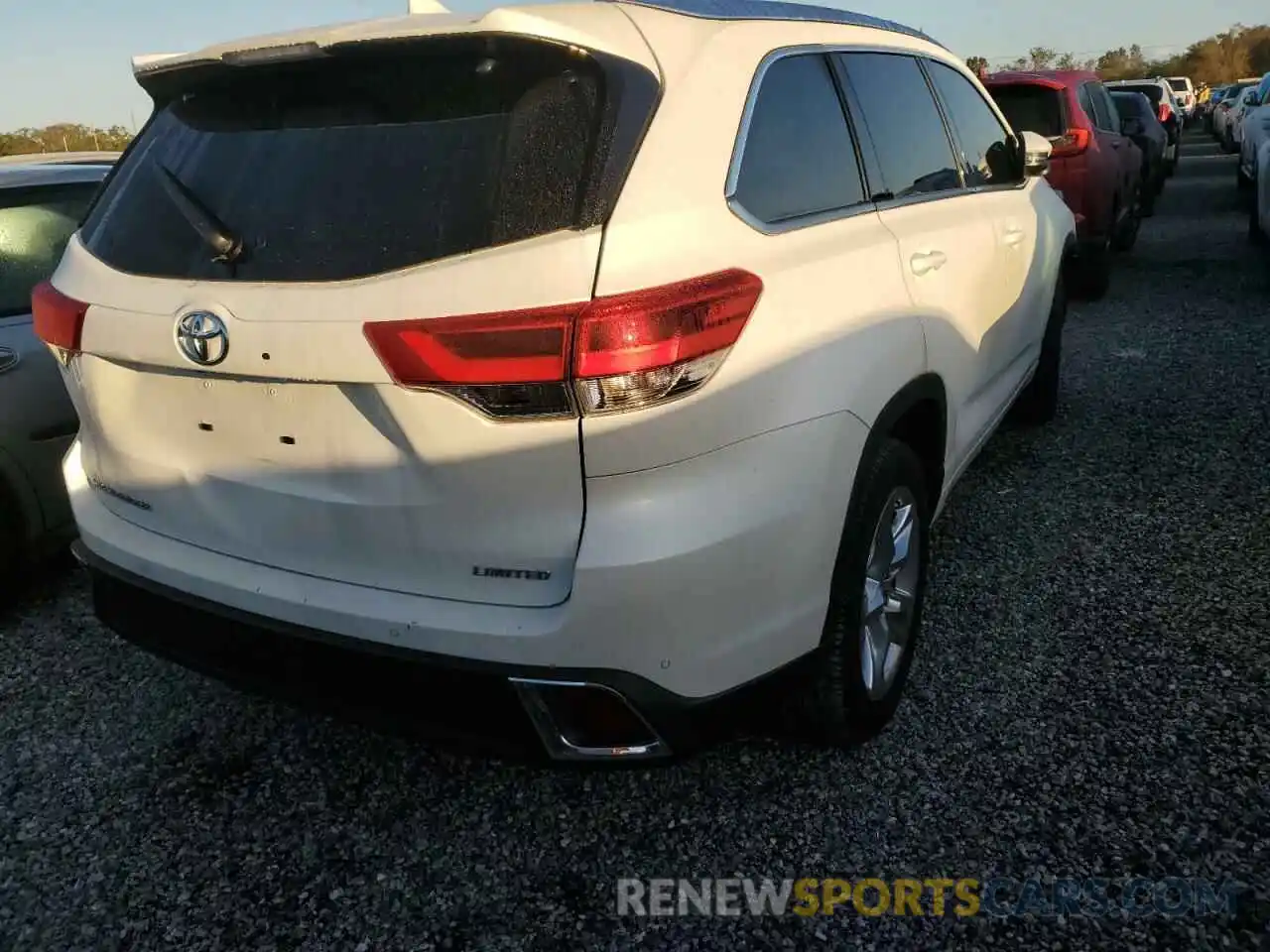 4 Photograph of a damaged car 5TDYZRFH5KS346605 TOYOTA HIGHLANDER 2019