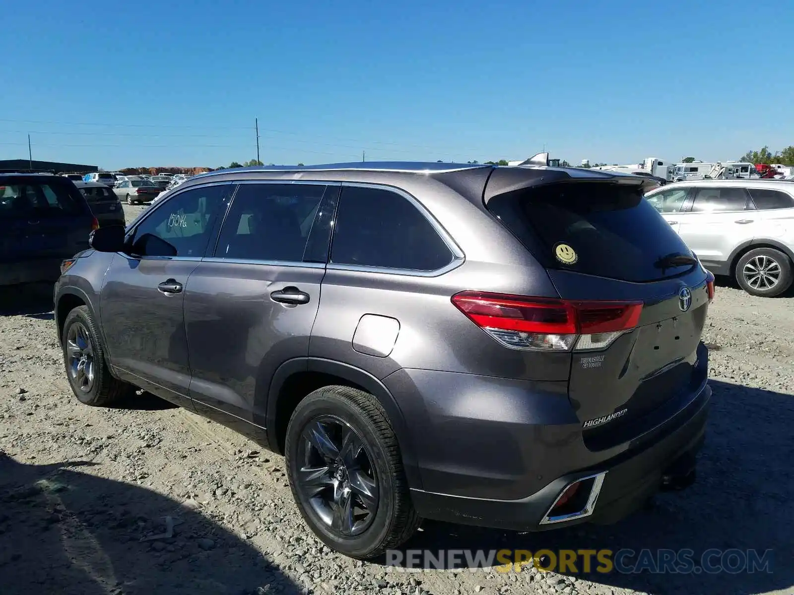 3 Photograph of a damaged car 5TDYZRFH5KS347639 TOYOTA HIGHLANDER 2019