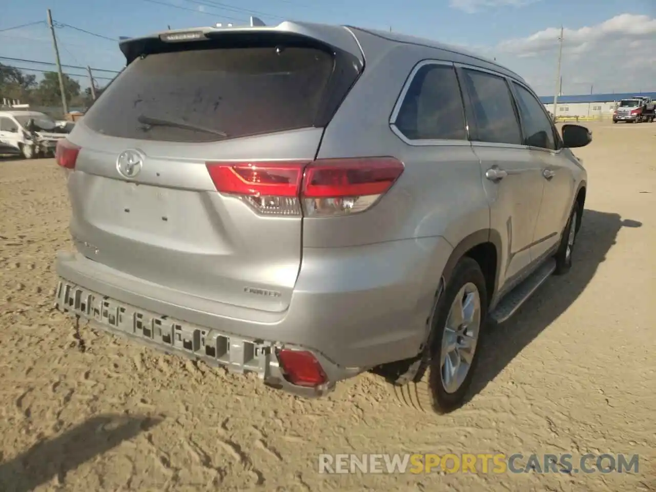 4 Photograph of a damaged car 5TDYZRFH5KS348340 TOYOTA HIGHLANDER 2019