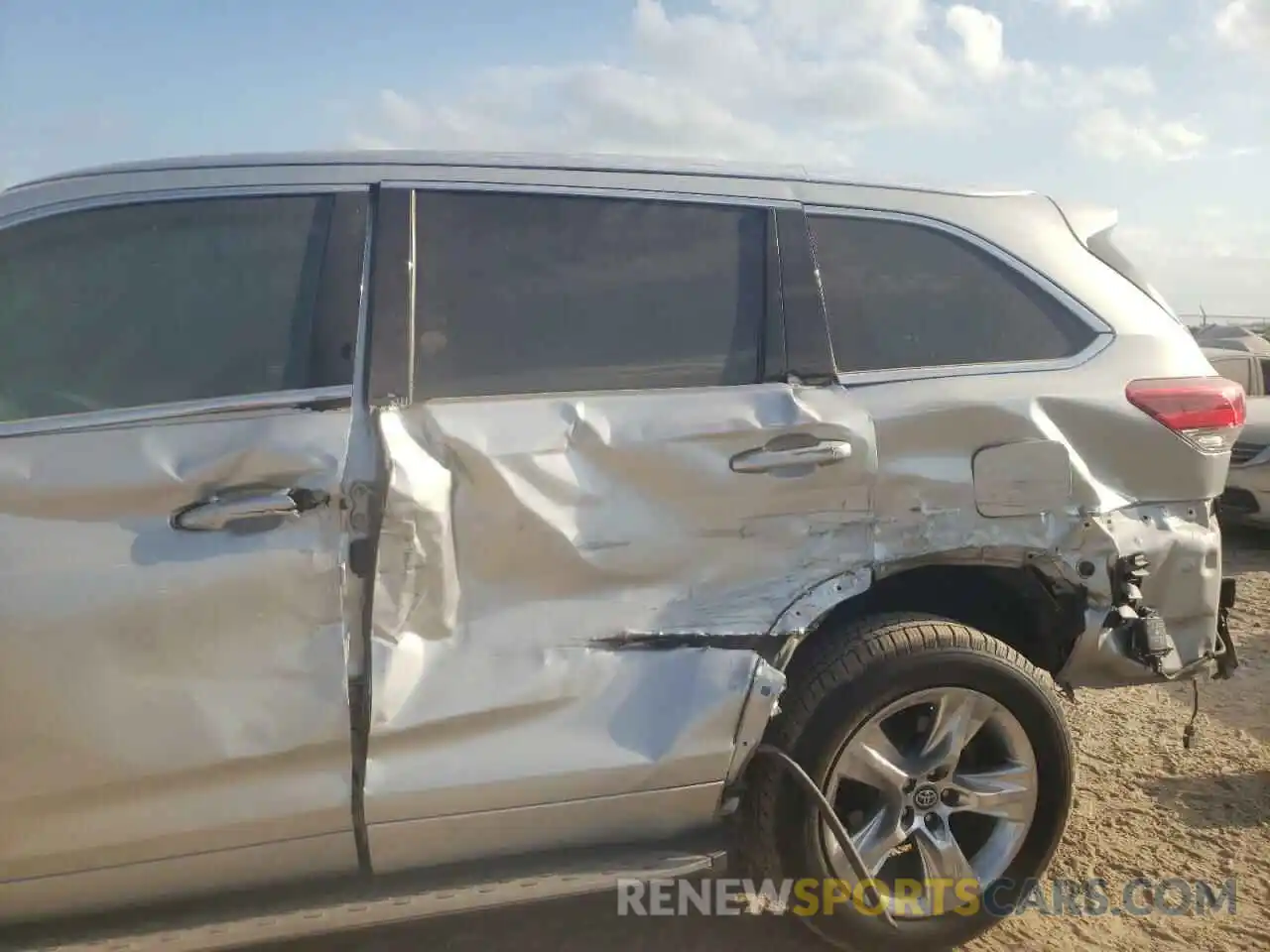 9 Photograph of a damaged car 5TDYZRFH5KS348340 TOYOTA HIGHLANDER 2019