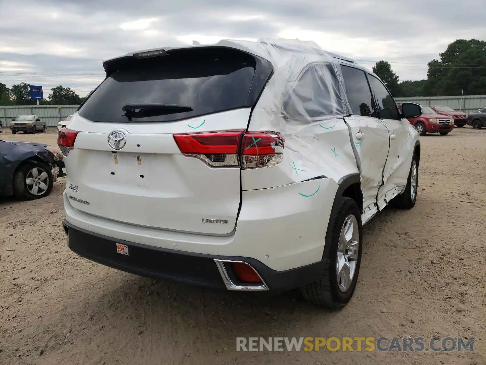 4 Photograph of a damaged car 5TDYZRFH6KS290383 TOYOTA HIGHLANDER 2019