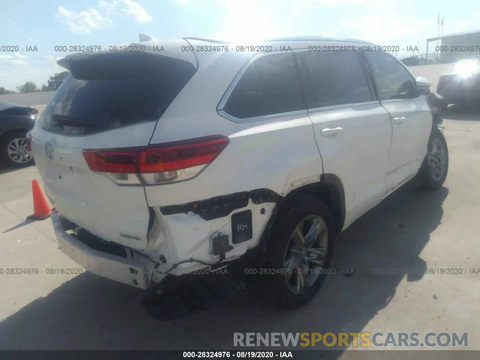 4 Photograph of a damaged car 5TDYZRFH6KS321678 TOYOTA HIGHLANDER 2019