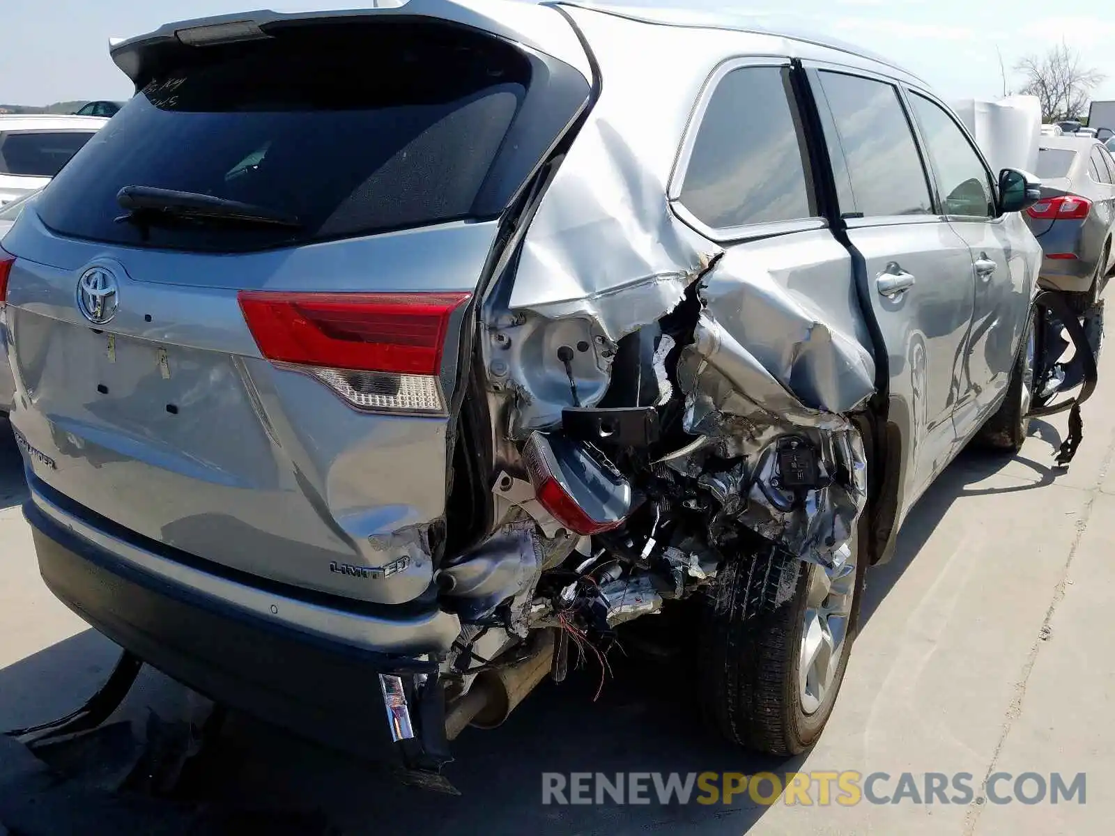 4 Photograph of a damaged car 5TDYZRFH6KS334320 TOYOTA HIGHLANDER 2019